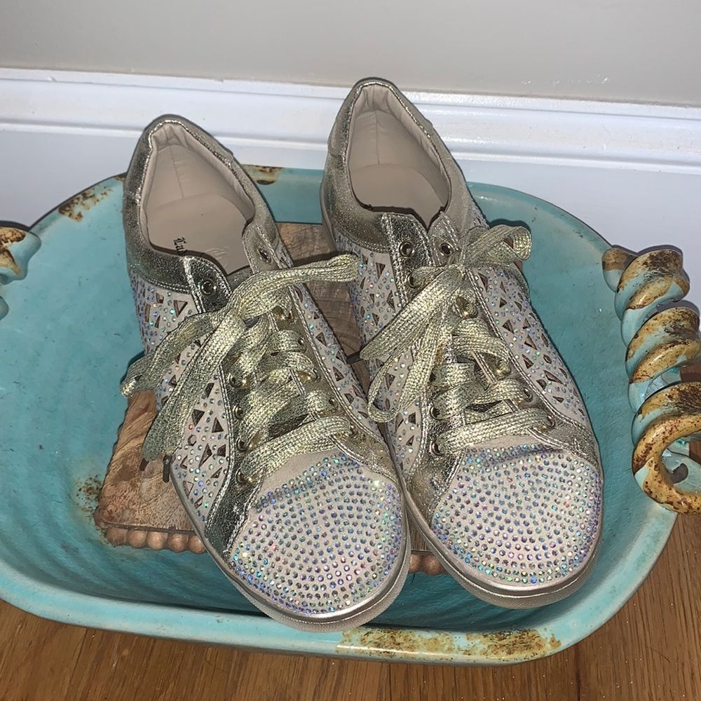 Lady Couture Paris Womens Sneaker Size 8 Gold Laser Cut Rhinestone Embellished